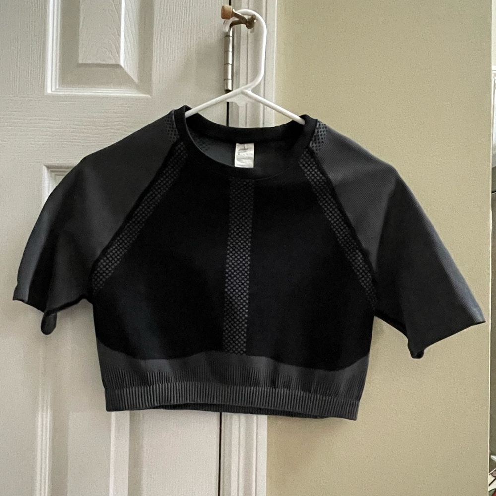 Fabletics Jessie Seamless Black and Grey Boxy Crop